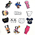 Miniatyrbilde 4 av 5: 18 stk Kaws skosjarm Sko dekorasjon Mote Trendy sko sjarm for DIY Croc Clog Sandaler Armbånd -WELLNGS
