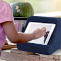 Miniatyrbillede 2 af 5: Blød Tablet Støttepude, multi-vinkel Ipad Stativholder med Nettaske - WELLNGS Red Wine