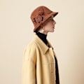 Miniatyrbilde 3 av 3: Vinterhatt Bøtte Vintage Ull Beret Filt Cloche Hatt med Blomst-WELLNGS Caramel