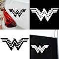 Pikkukuva 2 / 5: Wonder Woman -elokuvan logon heijastava auton korin ja ikkunoiden tarra Red