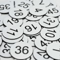 Pikkukuva 5 / 5: Muoviset numerolaput kaiverretut numeroidut laput tunnistelaput avaimenperälaput ilman reikää - WELLNGS White 51-100
