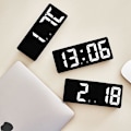 Miniatyrbillede 3 af 4: Stor intelligent digital vægklokke APP-styring med snooze-funktion - sort skal og hvidt lys