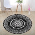 Pikkukuva 3 / 3: Sisä- ja ulkokäyttöön sopiva pyöreä matto kukkien ympärille musta 120x120cm sisä- ja ulkokäyttöön