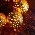 Miniatyrbild 4 av 5: Marockanska Fe-ljus Guld med Stickpropp Varmvit LED, 20 Gyllene Metallkulor,