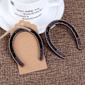 Pikkukuva 6 / 8: Onnen hevosenkenkä kraft-tunnisteilla Rustic Horseshoe -suositukset Hääjuhlat