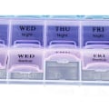 Miniatyrbillede 4 af 7: Praktisk Dosett/Medicinask med  28 Fack Flerfärgad
