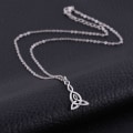 Miniatyrbild 2 av 2: Halsband Trinity Treenighet Symbol Knut Triquetra Rostfri Kedja Silver