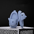 Miniatyrbild 4 av 5: Haj Slides Barn Vuxen Kvinnor Män Hajtofflor - Cloud Shark Slide Strand Sandaler Unisex Kudde Hemma Jultomte, 100% Ny blå 44-45 blue