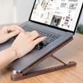 Miniatyrbillede 2 af 5: Træ Laptop Stand Foldbar 8 Niveauer Højde Justerbar Bærbar Notebook Holder Computer Support til MacBook Air Pro 11-17 brown