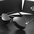 Pikkukuva 1 / 4: Polarisoidut aurinkolasit Miehille Aurinkolasit Naisille UV-suoja Klassinen Aviator Aurinkolasit Ajaminen Lasit Black frame silver beam black Gray