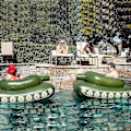 Miniatyrbild 4 av 5: Uppblåsbar poolvattentankflotte, badring med vattenkanon, poolleksak för vuxna