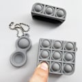 Miniatyrbilde 2 av 5: Pop-deksel for Airpods 1 2, Stressreduserende Fidget Leker Push It Bubble Myk Silikondeksel Trådløs Øretelefondeksel for Voksne Barn (Grå) Grå -