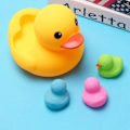 Miniatyrbillede 4 af 5: Badeand Legetøj 4 stk. Familie Gummiænder Flyd & Pib Baby Småbørn Førskole Badekar Bruselegetøj (Farverig)