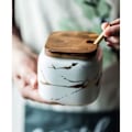 Miniatyrbild 3 av 4: MAGICVOGEL Kryddburk i keramik med marmorlook 360 ml - Med lock och sked - 9 x 8,7 cm - Vit