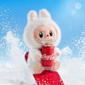 Miniatyrbilde 3 av 6: /NC/POP MART The Monsters COCA-COLA Serie-Vinyl Face Blind Box, Blind Box Figurer, trepakning (alle stiler inkludert) Coca-Cola Seri RTX Coca-Cola Series Three packs (full set)