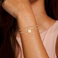 Miniatyrbillede 4 af 6: A-Z Guld Initial Armbånd til Kvinder Trendy - Fint 32K Guldbelagt Lagdelt Perle Bogstav Initial Armbånd Personlig Disk Monogram Armbånd O