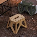 Miniatyrbilde 2 av 4: Foldbar krakk: Tykk plast, praktisk bærestropp, khaki farge! Perfekt for camping, fiske og mer, en bærbar og holdbar liten krakk