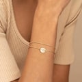 Miniatyrbillede 5 af 6: A-Z Guld Initial Armbånd til Kvinder Trendy - Fint 28K Guldbelagt Lagdelt Perle Bogstav Initial Armbånd Personlig Disk Monogram Armbånd K