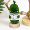 Miniatyrbild 4 av 5: Handgjord Emotionellt Stöd Inlagd Gurka Present med Uppmuntrande Kort Handgjord Virkad Emotionellt Stöd Gurka Stickad Docka Ornament Present B