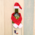 Miniatyrbilde 1 av 4: Sjarmerende jule-skjerf og -hatt flaskepynt - 10 stk for julefestlig hjemmedekorasjon