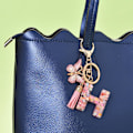 Miniatyrbillede 5 af 6: Mode Alphabet Initial Bogstav Nøglering Tassel Butterfly Vedhæng Nøglering til Pung Håndtasker Kvinder Pige Pink Butterfly Letter H