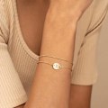 Miniatyrbillede 5 af 6: A-Z Guld Initial Armbånd til Kvinder Trendy - Fint 39K Guldbelagt Lagdelt Perle Bogstav Initial Armbånd Personligt Disk Monogram Armbånd V