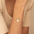 Miniatyrbillede 5 af 6: A-Z Guld Initial Armbånd til Kvinder Trendy - Fint 18K Guldbelagt Lagdelt Perle Bogstav Initial Armbånd Personlig Disk Monogram Armbånd A