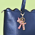 Miniatyrbillede 5 af 6: Mode Alphabet Initial Bogstav Nøglering Tassel Butterfly Vedhæng Nøglering til Pung Håndtasker Kvinder Pige Pink Butterfly Letter T