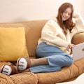 Miniatyrbillede 3 af 4: Søde dyre hjemmesko til kvinder Indendørs Udendørs Memory Foam Hjemmesko Bløde Varme Hyggelige Fuzzy Soveværelse Skridsikre sko Julegave damer