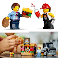 Pikkukuva 4 / 6: LEGO® 60404 City Burgers -ruokaauto, pakettiauton lelu, mielikuvituksellinen leikki pakettiautolla ja minihahmoilla Flerfärgad