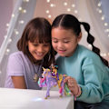 Pikkukuva 6 / 6: SPIN MASTER SOPHIA JA WILDSTAR MAGIC LIGHT Unicorn Academy Regnbåge