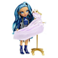 Miniatyrbild 2 av 5: Rainbow High - Fashion Studio Couture Lekset - Poserbar Skyler Bradshaw Doll + tyger och sömnadstillbehör Flerfärgad