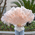 Miniatyrbillede 1 af 5: Læder pink strudsefjer vifte til håndfoldning fjer vifte performance danse vifter fest scene karneval show rekvisitter 60/100CM champagne champagne 2pcs