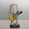 Miniatyrbild 3 av 3: Retro stil mikrofon robot lampa håller retro gitarr, retro mikro