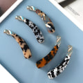 Miniatyrbillede 1 af 3: Leopard-hårklemme Acetat-ark Langt lodret hårspænde Håndlavet hestehaleholder Hårnåle til 6