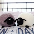 Miniatyrbillede 3 af 3: Sean the Sheep Plys-legetøjskuglepude White 40cm
