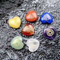 Miniatyrbild 3 av 5: 1 set natursten iögonfallande handgjorda Vibrant Creative 7 Chakra Hjärtformad Fake Jade för present