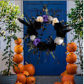 Pikkukuva 4 / 4: Simulaatio Musta höyhen Ruususeppele Halloween-koristeet Juhlajärjestelyt Luuranko Rottinkinen ympyrä seinäripustin