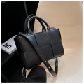 Miniatyrbillede 2 af 4: Pu læder skuldertasker til kvinder 2023 Lady Woven Strap Crossbody Taske Kvinde Håndtasker Design Cross Body Taske Sort)