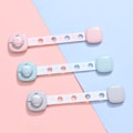 Pikkukuva 4 / 5: Minimonitoiminen baby turvasalpa tarranauhalla kaappeihin, laatikoihin, uuneihin, jääkaappiin (8 kpl, harmaa)