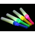 Pikkukuva 2 / 4: Flash sticks -konserttihuutorekvisiittaa neljä teleskooppivalokeppiä (neliosaiset pyöreät sauvat, 1 valoa lähettävä tila [vaihtokytkin])