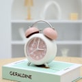 Miniatyrbillede 3 af 5: Metal Mekanisk Klokke til Børn Studerende Digital Silent Night Light Stue Soveværelse Skrivebordsur, Pink, 9 * 5 * 12,5 cm,