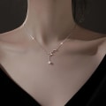Pikkukuva 2 / 5: Kaulakoru Tupsut Choker Muotikorut B1917 white