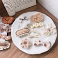 Miniatyrbild 4 av 8: 1Set Höst Vinter e Plysch Bear Bowknot Hårnålar Blomstickad A3