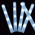 Miniatyrbillede 1 af 6: LED Glow Sticks, selvlysende skumsticks, hepperør, mørkt lys, fødselsdag, hvid