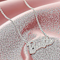 Miniatyrbillede 4 af 5: Sød og skinnende Crystal Script Logo Halskæde - Rosenguld