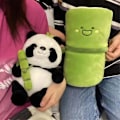 Pikkukuva 3 / 5: 9,8 tuuman (24,9 cm) Panda-pehmolelu, söpö Panda-pehmolelu halaamassa bambua, Panda ja bambuputkisetti 2 kpl, tukeva Panda-pehmolelu asuu bambussa