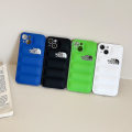Miniatyrbild 4 av 5: Vinterdunjacka 3D Plumpad Mjukt Tyg Telefonfodral För Apple Iphone 11/12/13 Bakre Skydd