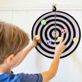 Pikkukuva 2 / 4: 24 kpl Kangas Darttitaulu Tarra-palloja Dart-koukku ja -lenkki Palloja Dart-pelin Tarvikkeet