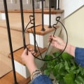 Miniatyrbilde 2 av 5: Flytende hage rekkverk plantehylle, plantefeller for potter på rekkverk, balkongrekkverk plante stativ, metall hengende planter for utendørs vinduer veranda Fe 1 Pcs